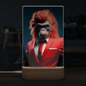 Lampa opica v červenom obleku